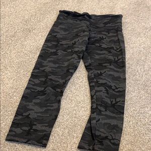 Strut this Capri work out leggings